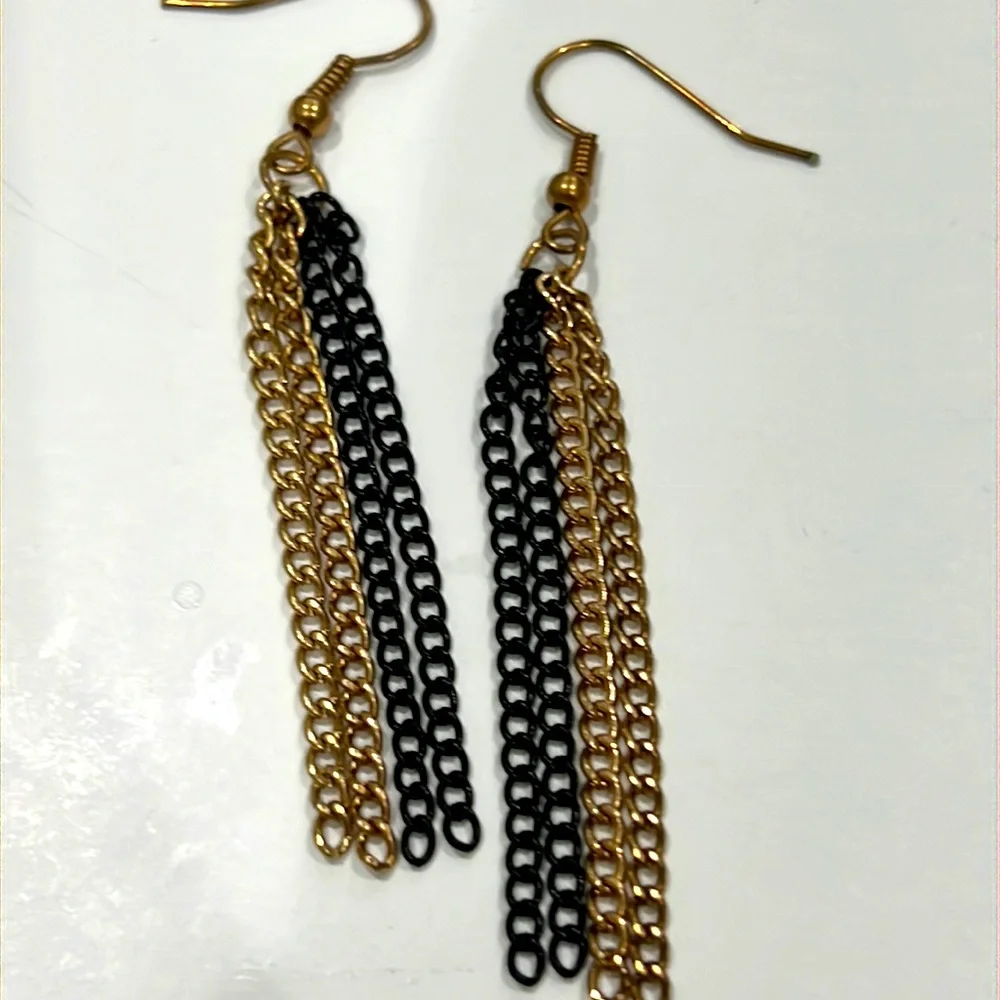 Francesca’s Gold & Black Chain Tassel Drop Earrings NWOT